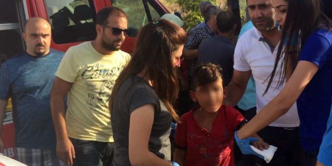 Kamyonun arkasına takıldı parmakları sıkışınca az daha ölüyordu