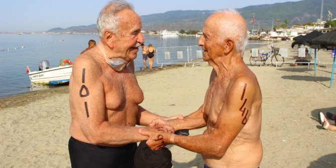 87 yaşında 2 bin metre yüzerek birinci oldu