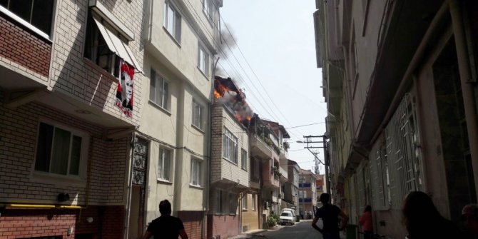 Alevlere pencerelerinden uzattıkları hortumlarla müdahale ettiler