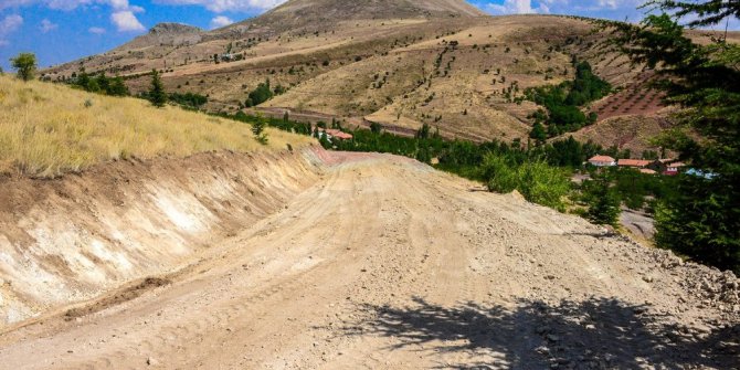 Büyükşehir Kuluncak’ta yol çalışmalarına hız verdi