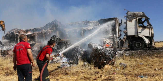 Seyir halindeki kağıt yüklü tır alev aldı