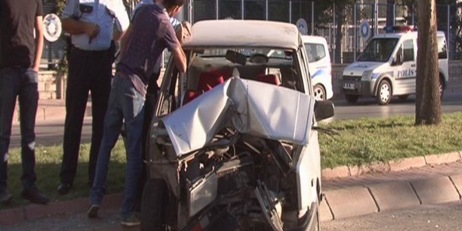 Direksiyon hakimiyeti kaybolan otomobil ağaca çarptı