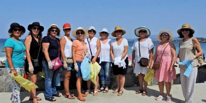 Ilıca Plajı’nda güvercin uçurup, temizlik yaptılar