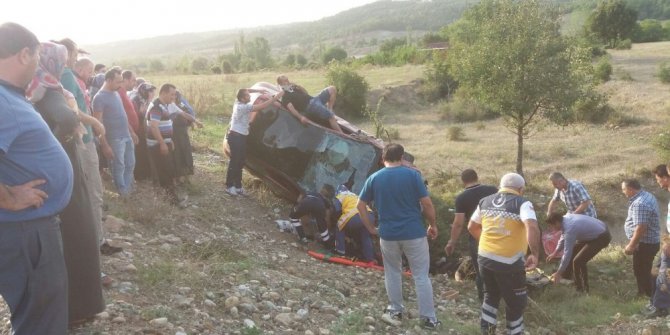 Yoldan çıkan otomobil tarlaya uçtu: 1 ölü, 3 yaralı