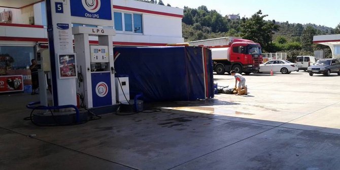 Hızını alamayan araç akaryakıt istasyonuna daldı