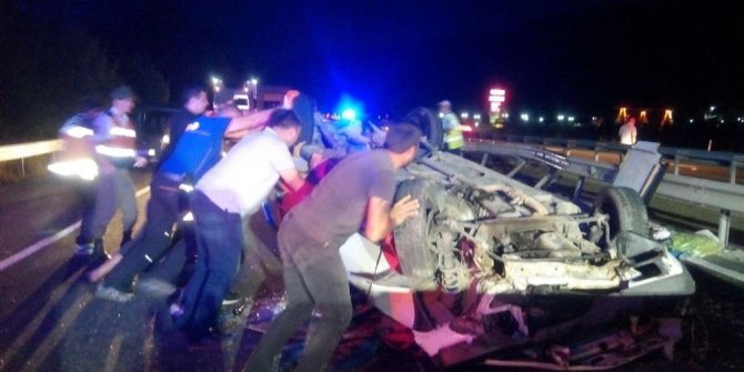 Takla atan otomobilde sıkışan kadını AFAD kurtardı