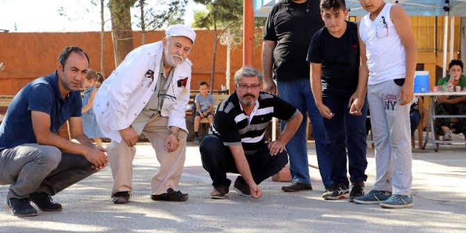 Çocukları teknolojinin zararlarından geleneksel oyunlarla koruyorlar