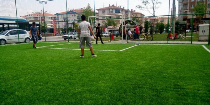 Pursaklar’da halı sahalar yenileniyor