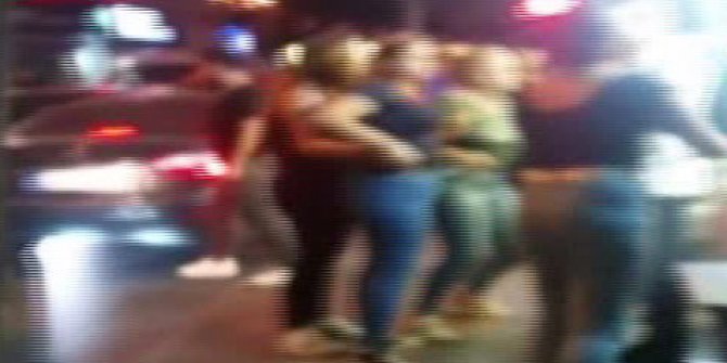 Genç kızdan kuruyemişçiye dedikodu baskını