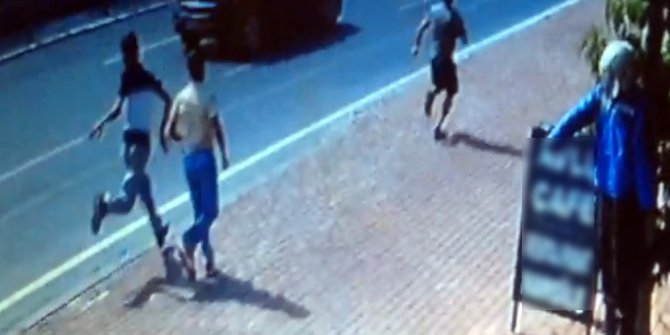 Turistin çantasını kapkaççılardan geri alan genç dayak yedi