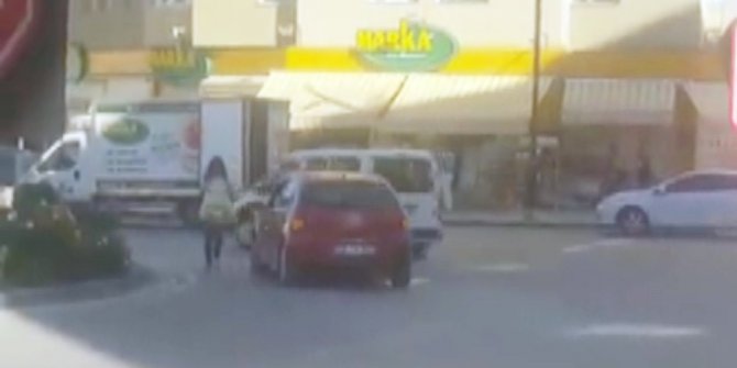 Yol ortasında otomobilini bırakarak alışveriş yaptı