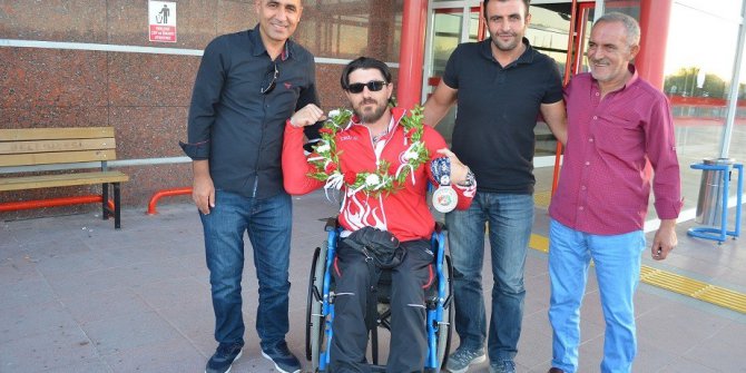 Bilek güreşinde dünyayı fethetti