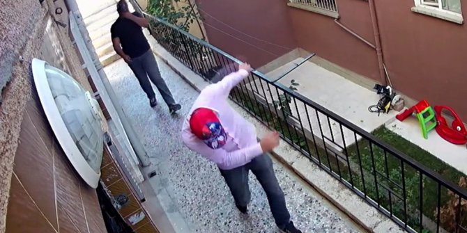 Oynayarak girdikleri binadan televizyon çalarak kaçtılar