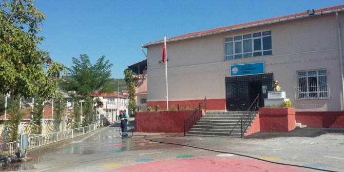 İzmit’te  okul bahçeleri yıkanıyor