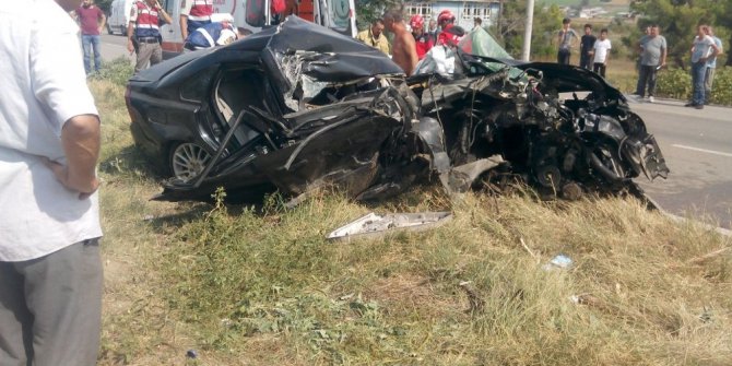 Kamyonla çarpışan otomobilde can pazarı: 4 yaralı