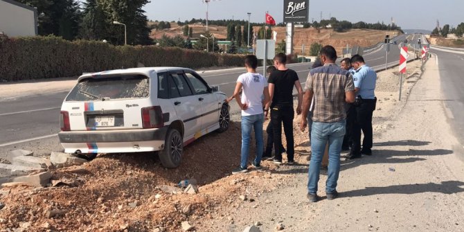 Otomobil orta refüje çıktı