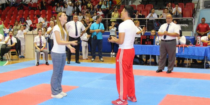 Rakip antrenöre minderde sürpriz evlenme teklifi