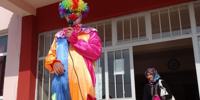 Minik öğrencileri palyaço kılığına giren Sınıf Öğretmeni karşıladı