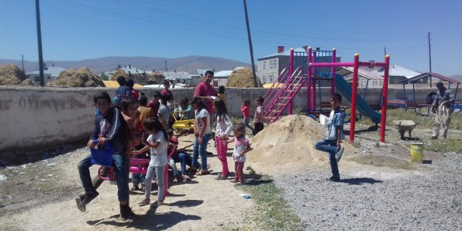 Okul ve mahalle meydanlarına park