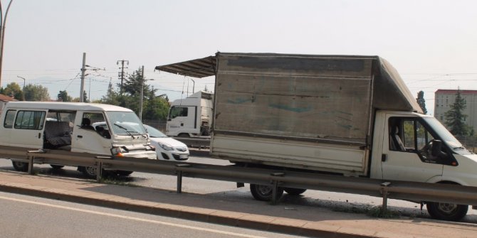 Emniyet şeridinde bekleyen kamyonete minibüs çarptı