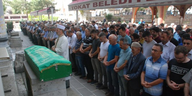 Kanserden ölen öğretmenlerini son yolculuğuna uğurladılar