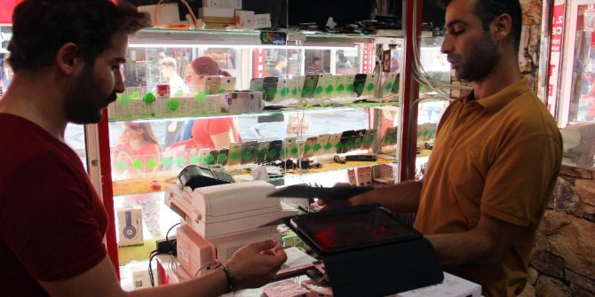 Tabletler, onlarla aralarına ‘kara kedi’ gibi girdi