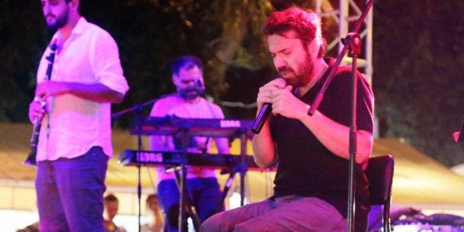 Halil Sezai babasının vefatına rağmen hayranları için sahne aldı