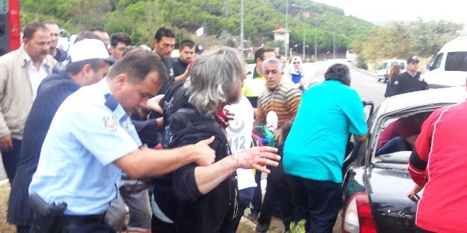 Çanakkale’de Tur Otobüsüyle Otomobil Çarpıştı: 3 Yaralı