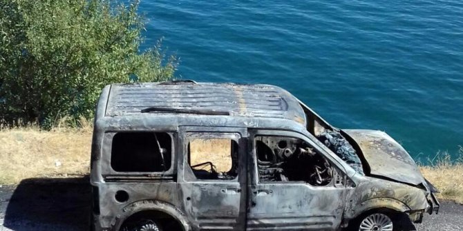 Seyir halindeki araç cayır cayır yandı