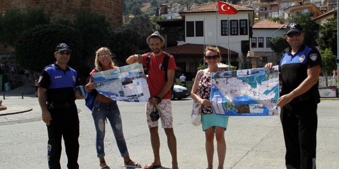 Denizden gelen Lübnanlıları polis haritayla karşıladı