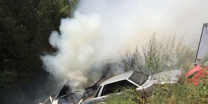 Otlardan çıkan yangın otoparka sıçradı