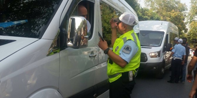 Okul çıkışı servislere yapılan denetimi öğrenciler şaşkın bakışlarla izledi