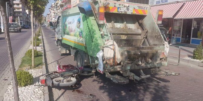 Motosiklet çöp kamyonuna çarptı: 1 yaralı