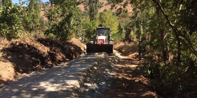 Alaşehir kırsalındaki bozuk yollar yapılıyor