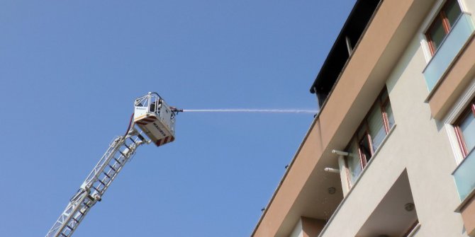 Binanın çatısı alev alev yandı