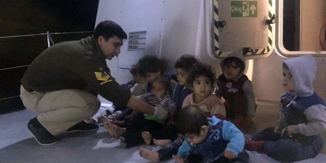 Sahil Güvenlik lastik botla denize açılan 49 Suriyeliyi kurtardı