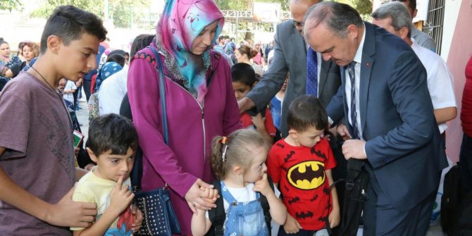 Pamukkale Belediyesi’nden çocuklara okul hediyesi