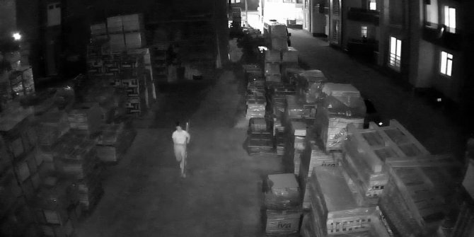 İnşaat malzemesi çalan hırsız güvenlik kamerasına yakalandı