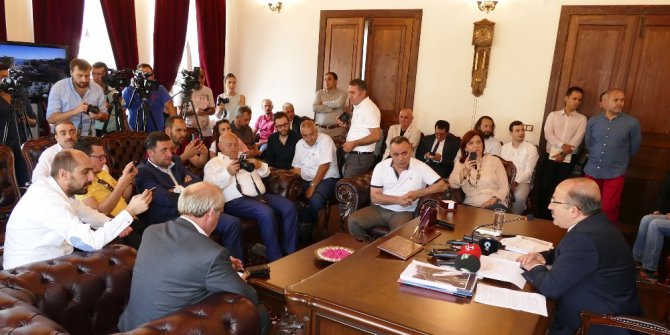 Gümrükçüoğlu, basın mensuplarıyla sohbet toplantısı gerçekleştirdi