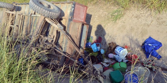 Traktör römorku kanala yuvarlandı, 19 işçi yaralandı