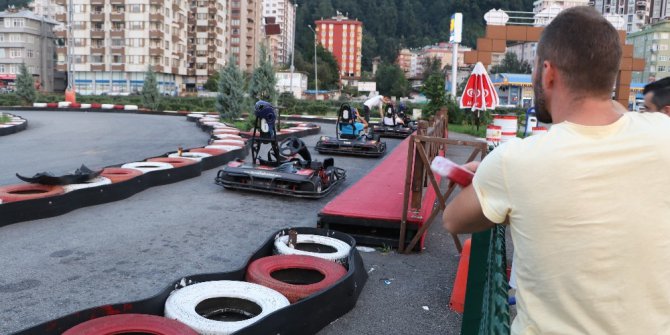 Go-kart pistinde şalı aracın lastiğine dolandı