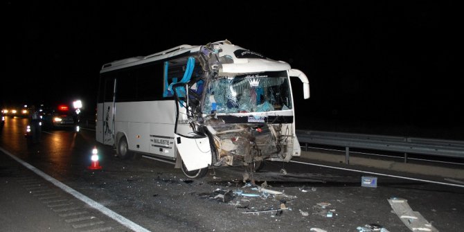 Manisa’da minibüs tıra arkadan çarptı; 16 yaralı