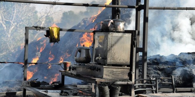 Taziye evinde yangın: Çadır küle döndü, 100 ton ot yandı