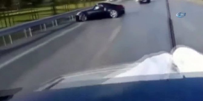 Trafik magandasının bariyerlere çarpma anı saniye saniye kamerada