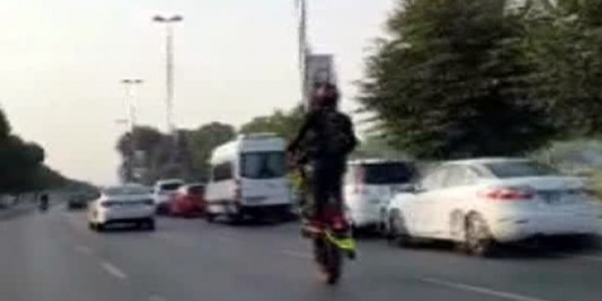 Bostancı sahil yolunda tek tekerlek üzerinde şov yapan motorcu kamerada