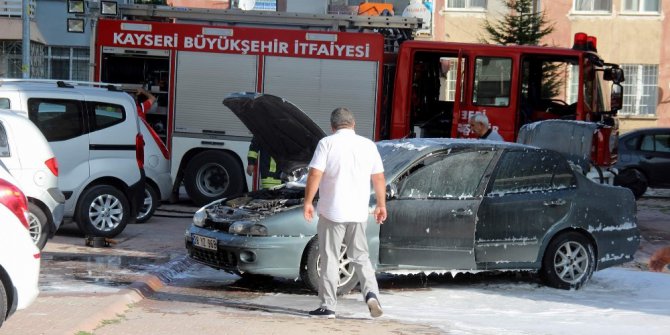 Park halindeki otomobil yandı