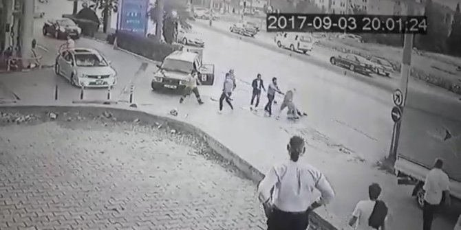 Otomobiline sürten sürücüyü tekme tokat dövdüler