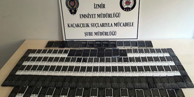 Cep telefonu kaçakçılığı yapan 2 kişi gözaltına alındı