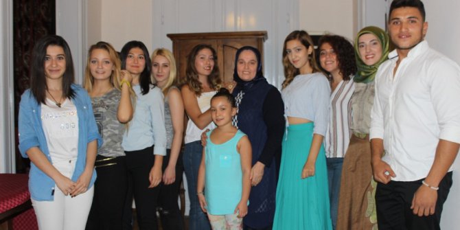 Huzur evi yararına bornoz defilesi