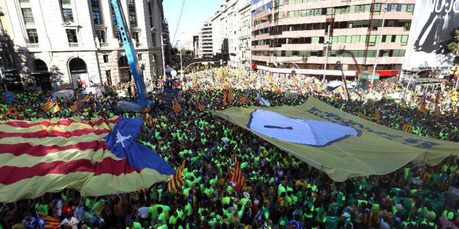 Binlerce Katalan bağımsızlık için yürüdü
